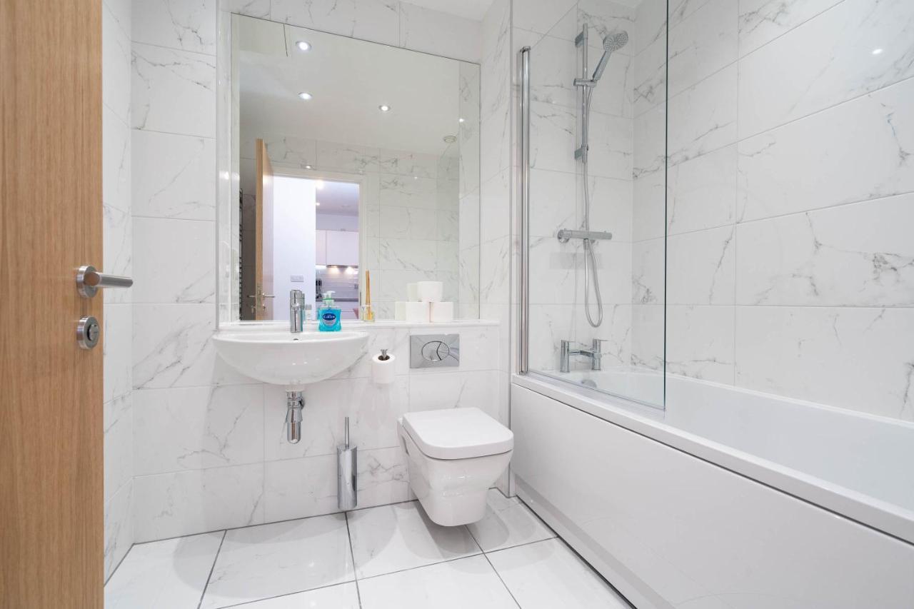 Maevela Apartments ☆ Pink Luxury Apartment With Balcony - Birmingham City Centre - 5 Min Walk From Bullring, Cube, Mailbox, New Street Station - Free Netflix & Wifi Kültér fotó