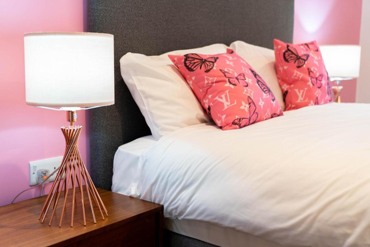 Maevela Apartments ☆ Pink Luxury Apartment With Balcony - Birmingham City Centre - 5 Min Walk From Bullring, Cube, Mailbox, New Street Station - Free Netflix & Wifi Kültér fotó