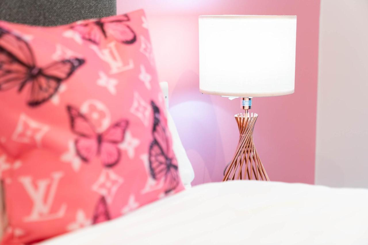 Maevela Apartments ☆ Pink Luxury Apartment With Balcony - Birmingham City Centre - 5 Min Walk From Bullring, Cube, Mailbox, New Street Station - Free Netflix & Wifi Kültér fotó