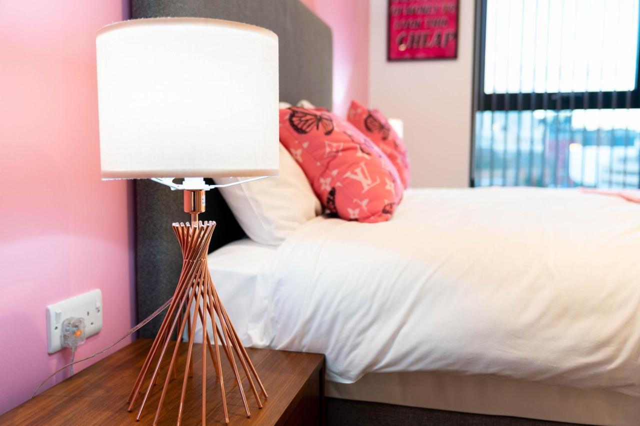 Maevela Apartments ☆ Pink Luxury Apartment With Balcony - Birmingham City Centre - 5 Min Walk From Bullring, Cube, Mailbox, New Street Station - Free Netflix & Wifi Kültér fotó