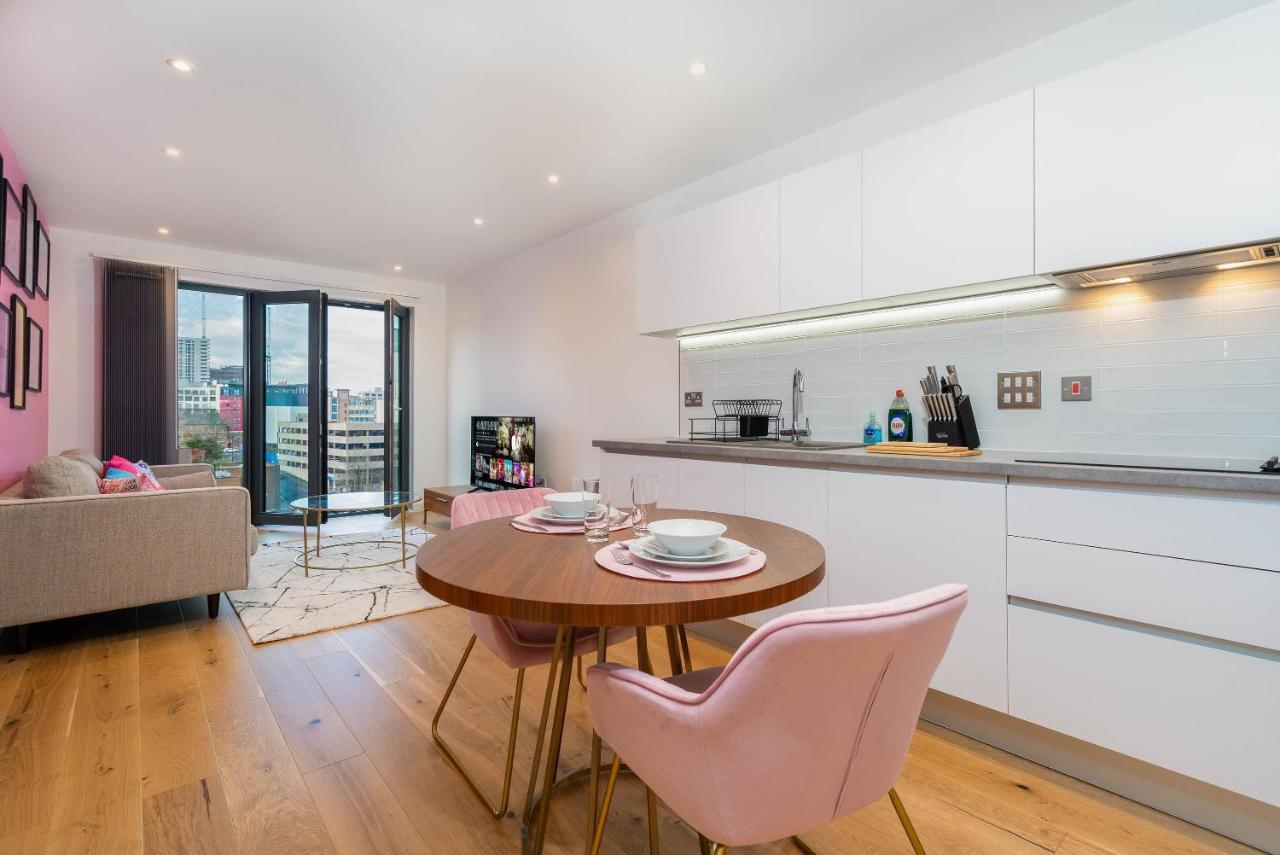 Maevela Apartments ☆ Pink Luxury Apartment With Balcony - Birmingham City Centre - 5 Min Walk From Bullring, Cube, Mailbox, New Street Station - Free Netflix & Wifi Kültér fotó