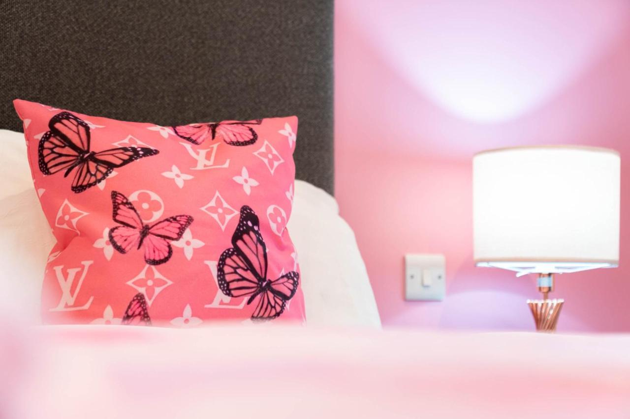 Maevela Apartments ☆ Pink Luxury Apartment With Balcony - Birmingham City Centre - 5 Min Walk From Bullring, Cube, Mailbox, New Street Station - Free Netflix & Wifi Kültér fotó