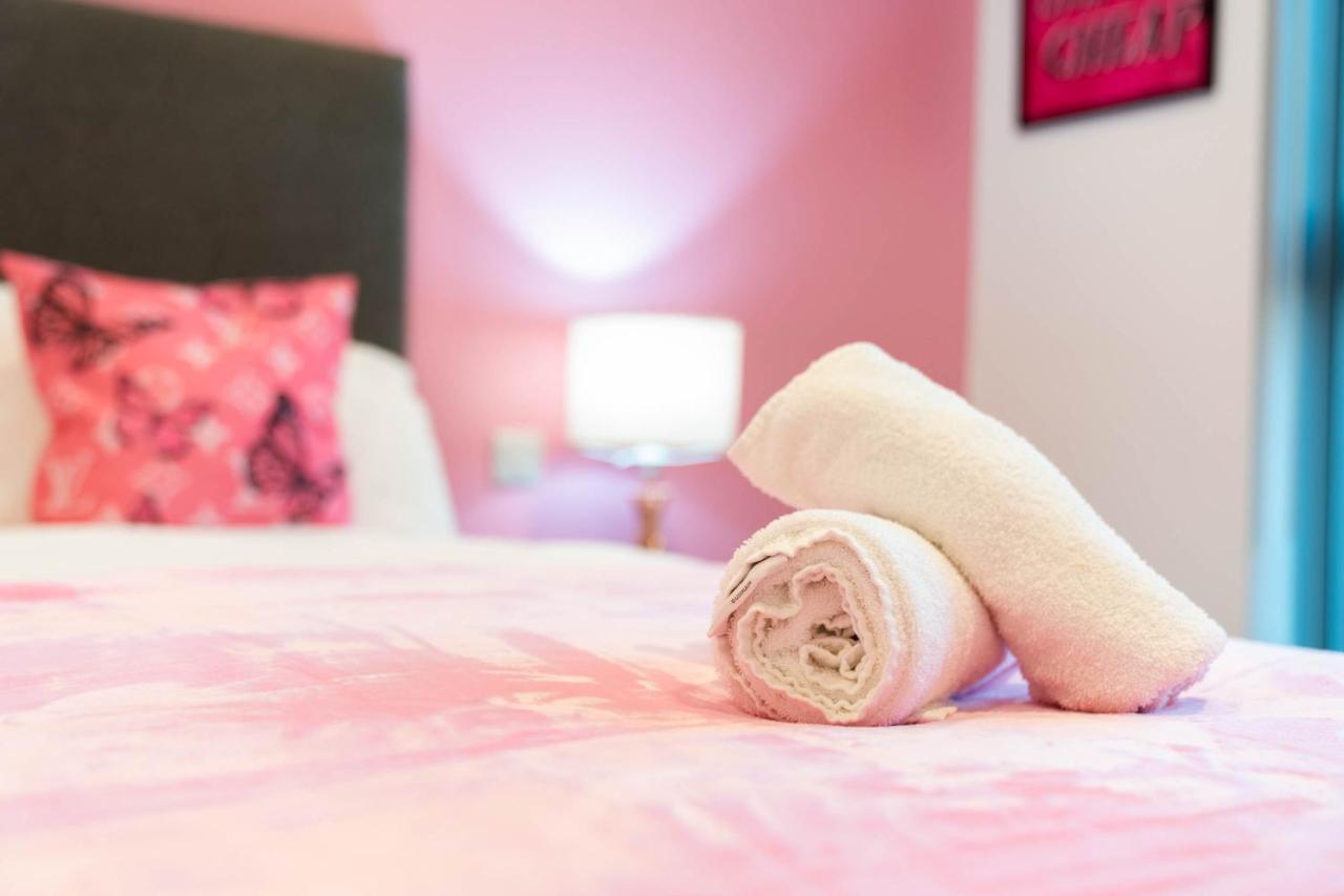 Maevela Apartments ☆ Pink Luxury Apartment With Balcony - Birmingham City Centre - 5 Min Walk From Bullring, Cube, Mailbox, New Street Station - Free Netflix & Wifi Kültér fotó